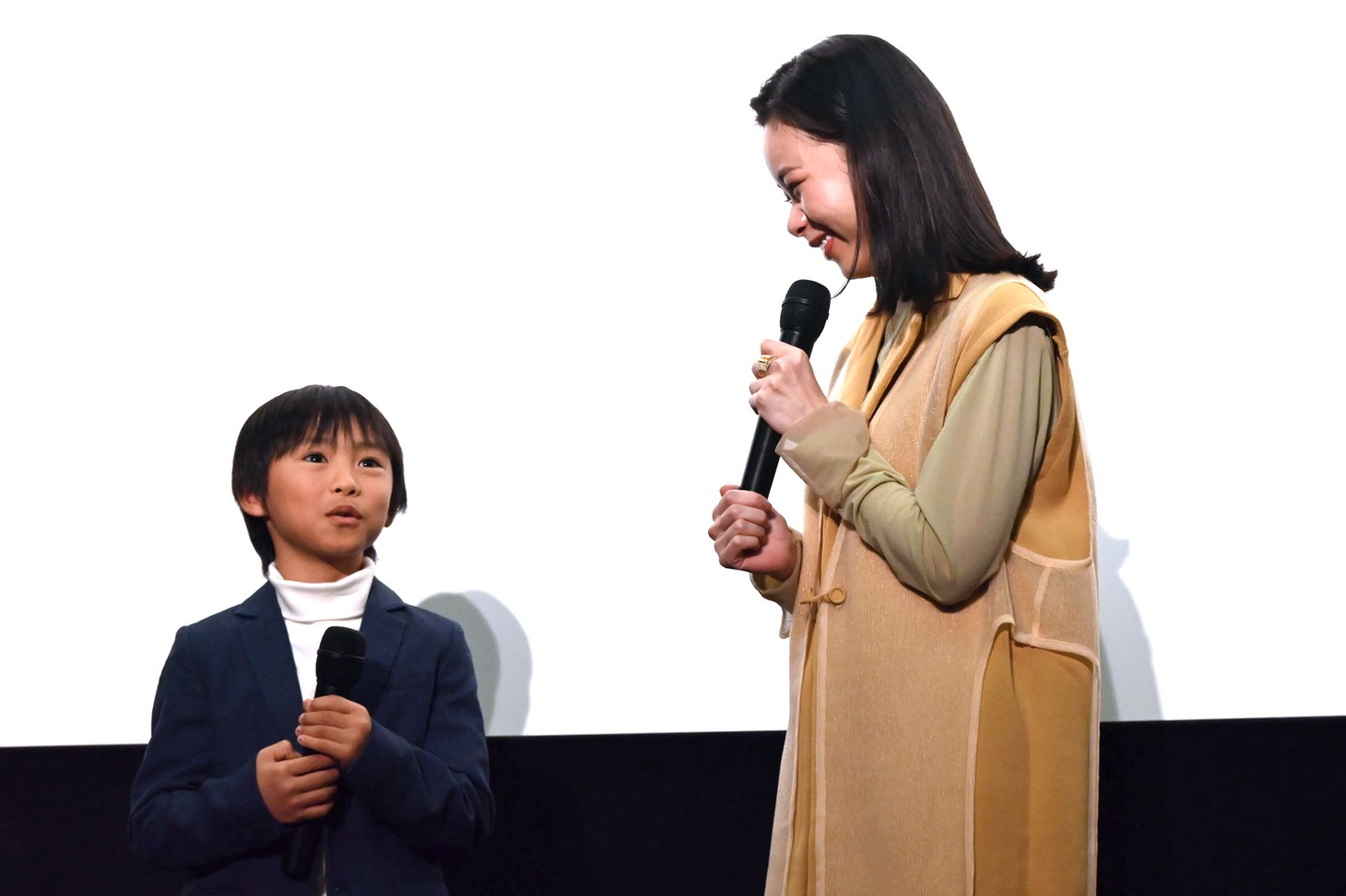 突然しりとりを始めた趣里（右）と、それに応じる塚尾桜雅（左）。