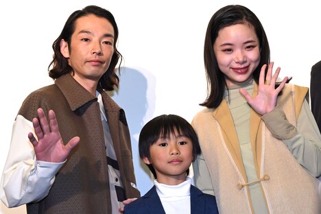 左から森山未來、塚尾桜雅、趣里。