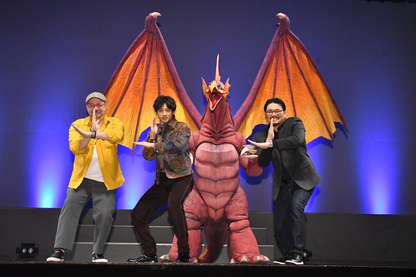 「TSUBURAYA CONVENTION 2023」の「ULTRAMAN： RISING」ステージにて、左からシャノン・ティンドル、山田裕貴、ジョン・アオシマ。