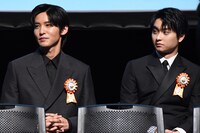 左から目黒蓮、奥平大兼。