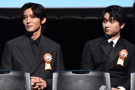 左から目黒蓮、奥平大兼。