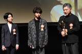 左から柊木陽太、黒川想矢、是枝裕和。