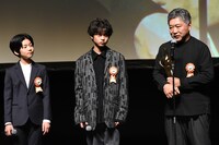 左から柊木陽太、黒川想矢、是枝裕和。