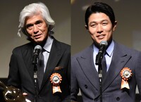 第15回TAMA映画賞授賞式にて、左から佐藤浩市、鈴木亮平。