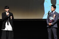 左から「エゴイスト」の監督・松永大司、鈴木亮平。