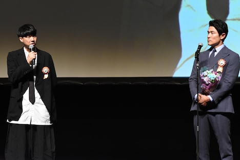 左から「エゴイスト」の監督・松永大司、鈴木亮平。