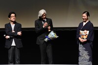 左から「せかいのおきく」の監督・阪本順治、出演した佐藤浩市、黒木華。