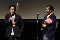 左から「せかいのおきく」の監督・阪本順治、黒木華。