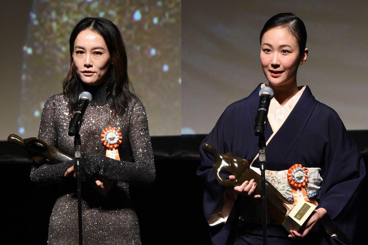 第15回TAMA映画賞授賞式にて、左から菊地凛子、黒木華。