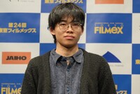 学生審査員の中山響一。