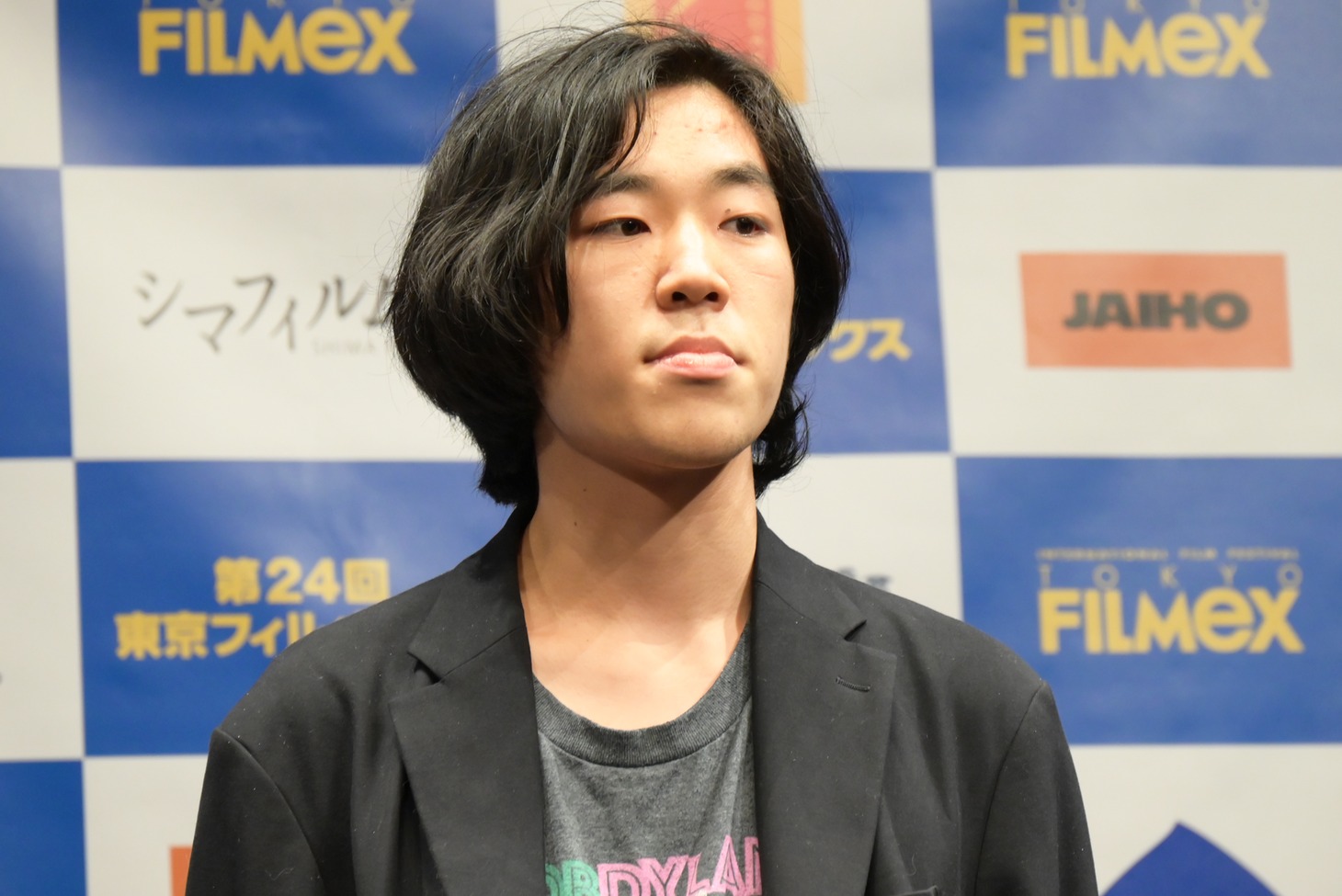 学生審査員の藤崎諄。