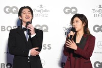 ヒコロヒー（右）のボケをMCに英訳してもらったBright（左）。