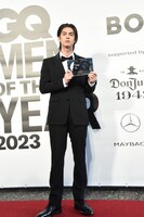 トロフィーを報道陣に見せるBright。