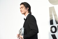 たくさんのフラッシュを浴び、照れながら移動するBright。