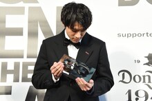 トロフィーを大切そうに受け取った山田裕貴。