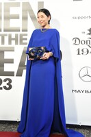 トロフィーを受け取った安藤サクラ。