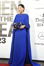 トロフィーを受け取った安藤サクラ。