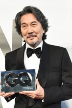 トロフィーを見せる役所広司。