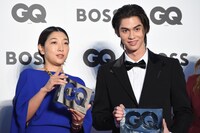 安藤サクラ（左）に、目線を向けるカメラの位置を教わるBright（右）。