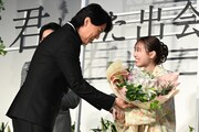 福原遥（右）に花束を贈呈する福山雅治（左）。