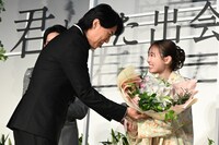 福原遥（右）に花束を贈呈する福山雅治（左）。