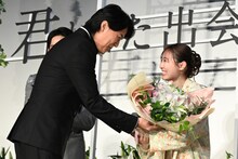 福原遥（右）に花束を贈呈する福山雅治（左）。