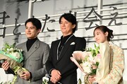 左から水上恒司、福山雅治、福原遥。