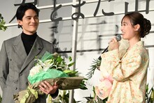 左から水上恒司、福原遥。