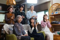 前列左から三田佳子、菅野美穂、松岡茉優。後列左から宮澤エマ、鈴鹿央士、田中哲司。