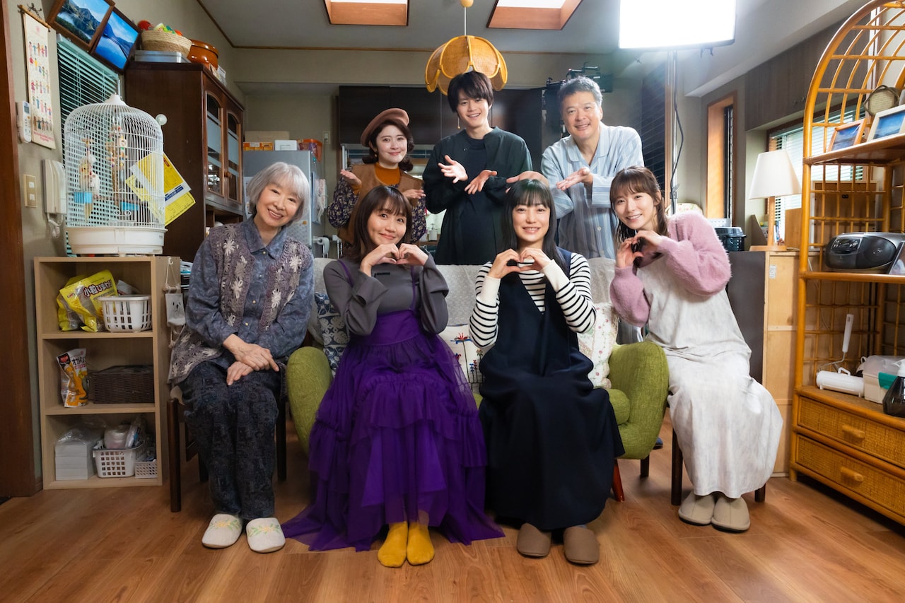 ドラマ「ゆりあ先生の赤い糸」のキャスト陣に囲まれる矢井田瞳（前列左から2番目）。