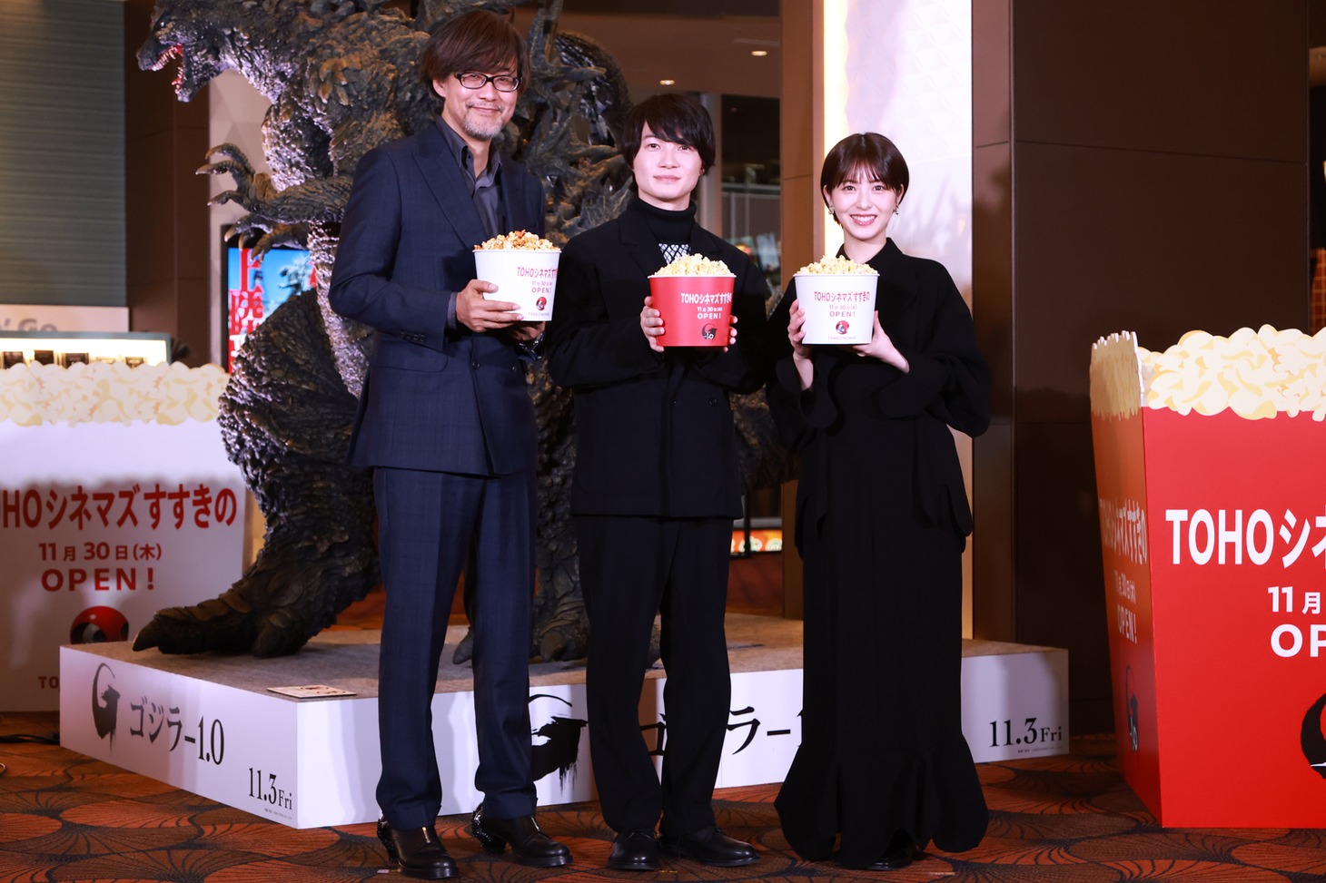 ポップコーンを持った山崎貴（左）、神木隆之介（中央）、浜辺美波（右）。