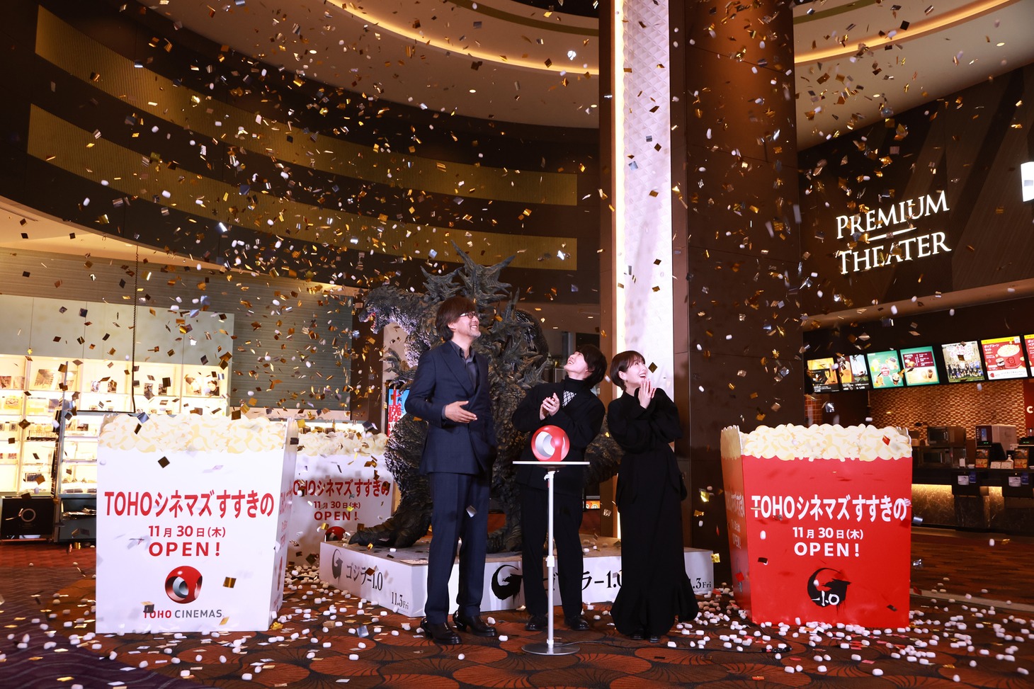 大量の紙吹雪に驚く山崎貴（左）、神木隆之介（中央）、浜辺美波（右）。