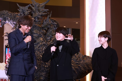 左から山崎貴、神木隆之介、浜辺美波。