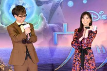 左から山寺宏一、生田絵梨花。