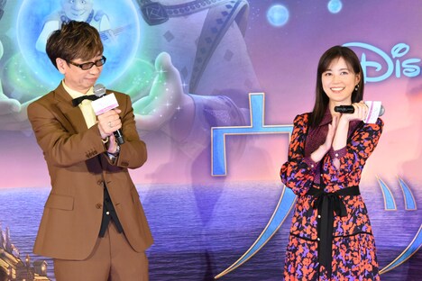 左から山寺宏一、生田絵梨花。