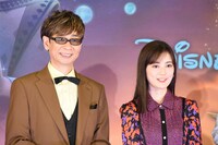 左から山寺宏一、生田絵梨花。