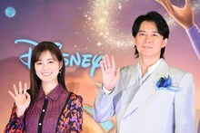 左から生田絵梨花、福山雅治。