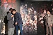 “隠れ野沢雅子”の解答を古賀豪(中央)に耳打ちする木内秀信(左)と、わくわくしながら眺める関俊彦(右)。