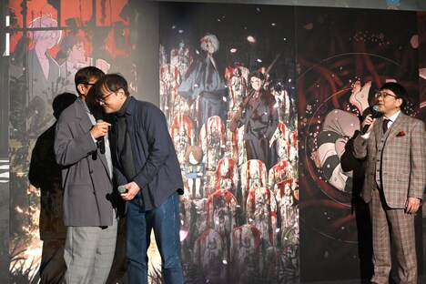 “隠れ野沢雅子”の解答を古賀豪(中央)に耳打ちする木内秀信(左)と、わくわくしながら眺める関俊彦(右)。