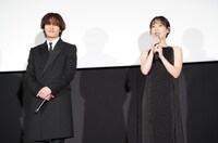 左から川村壱馬、穂志もえか。