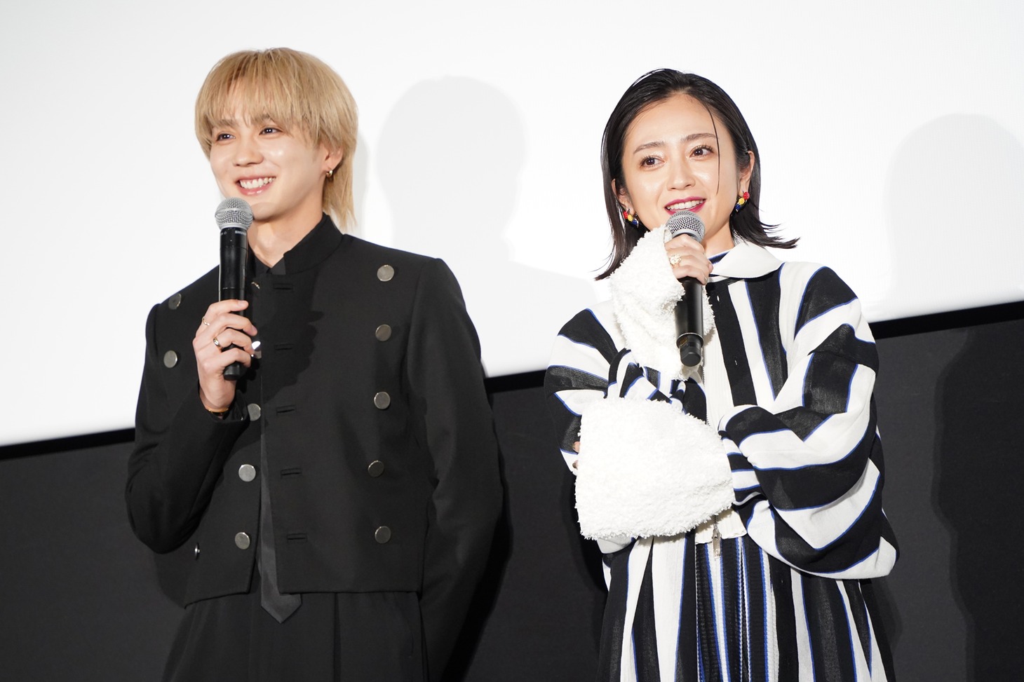 左から吉野北人、安達祐実。