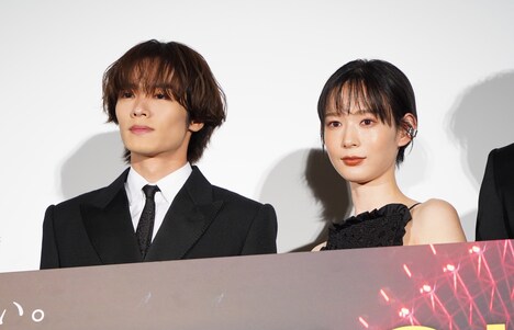 左から川村壱馬、穂志もえか。