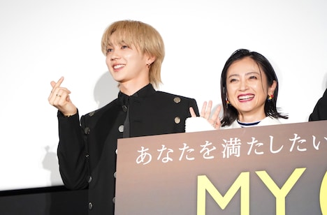 左から吉野北人、安達祐実。