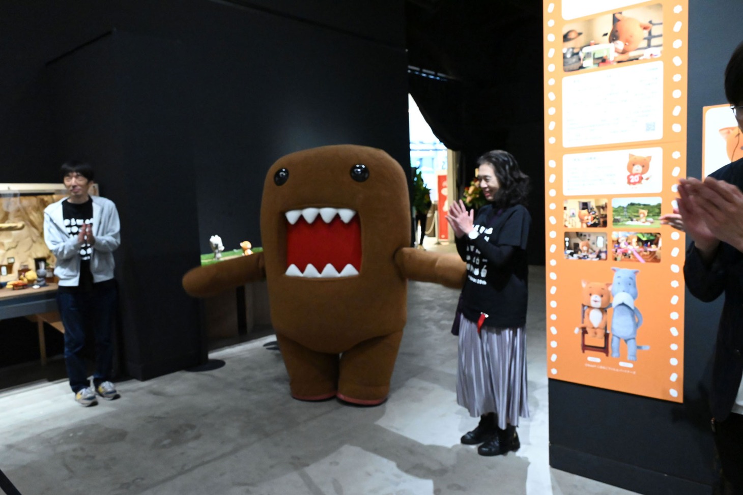 サプライズゲストとして内覧会に現れたどーもくん。