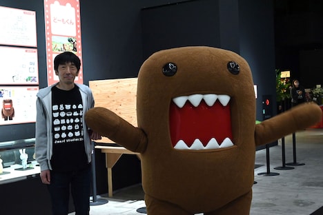 左から合田経郎、どーもくん。