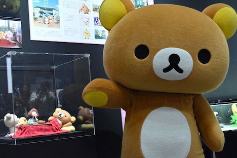 「リラックマ」展示コーナーを紹介するリラックマ。