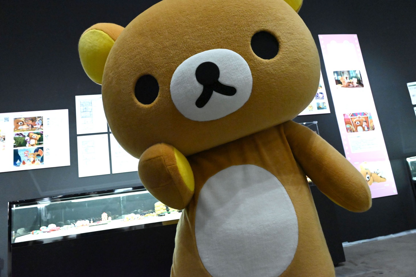 1人ひとりにカメラ目線を送るリラックマ。