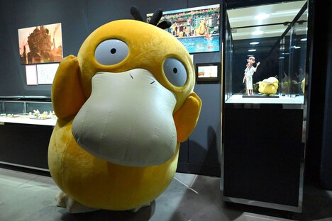 「ポケモンコンシェルジュ」展示コーナーを紹介するコダック。