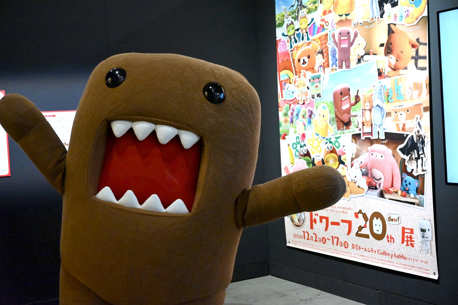 「ドワーフ20周年展」の内覧会を訪れたどーもくん。