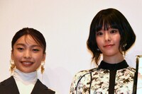 左から芋生悠、唐田えりか。